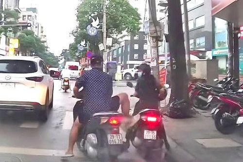 Xác minh kẻ đi xe máy không đội mũ bảo hiểm còn húc xe, dọa đạp phụ nữ
