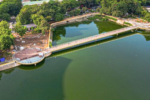 Hà Nội: Công viên Nghĩa Đô 'lột xác', xuất hiện cầu đi bộ hình cây đàn độc đáo