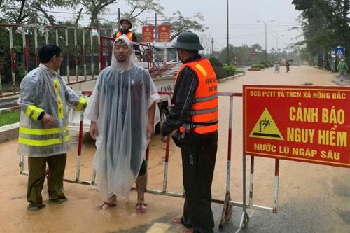 Mưa như trút nước, đường phố Huế và Quảng Trị thành sông