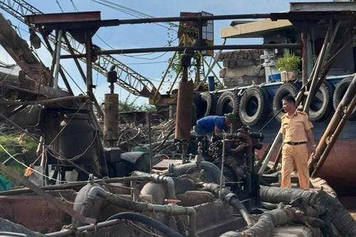 Xử lý tàu khai thác cát trái phép trên sông