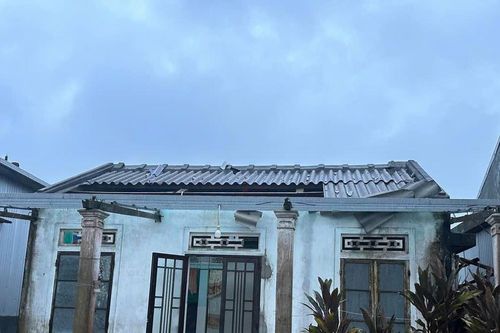 Huế: Hàng chục ngôi nhà bị tốc mái, yêu cầu người dân hạn chế ra đường từ 10h hôm nay