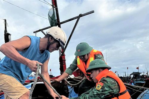 Quảng Ngãi: Biên phòng Lý Sơn hỗ trợ ngư dân ứng phó bão số 10