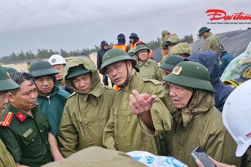 Bí thư Tỉnh ủy Quảng Trị trực tiếp đến hiện trường chỉ đạo ứng cứu 2 thuyền cá gặp nạn
