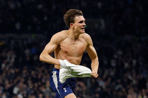 Tottenham suýt thua đội bét bảng