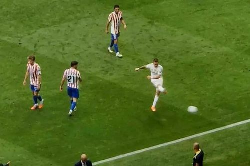 Tân binh Real Madrid sút bóng vào fan Atletico