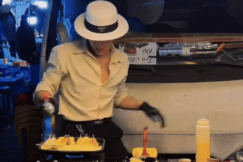 'Tổng tài' bán phô mai nướng ở chợ Đà Lạt gây chú ý