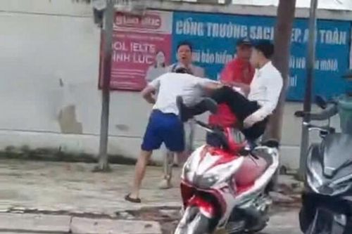 Điều tra người đàn ông hành hung người khác trước cổng trường học