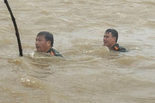 Công an xã lặn vớt xe hàng của shipper bị lũ cuốn trôi ở Quảng Trị