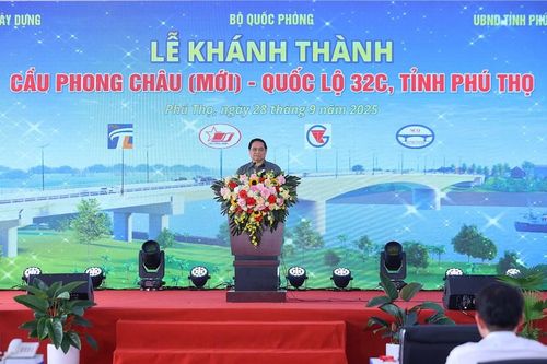 Cầu Phong Châu mới hàn gắn vết thương với niềm hạnh phúc, tự hào