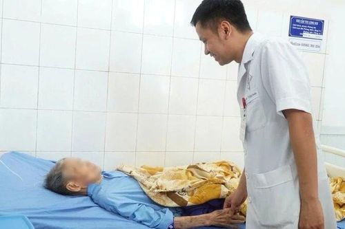 Phẫu thuật cắt bỏ khối u 8,2kg cho cụ ông 93 tuổi