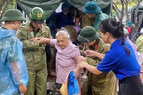 Phố biển Cửa Lò khẩn trương sơ tán người dân đến nơi an toàn trước bão số 10