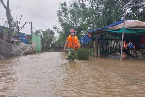 Nghệ An: Hàng chục hộ dân phải sơ tán khẩn cấp vì nước sông Lam dâng cao