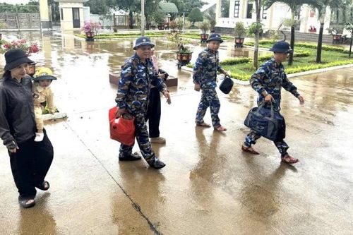 Vùng 3 Hải quân hỗ trợ người dân đặc khu Cồn Cỏ tránh trú bão số 10