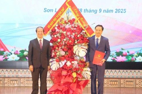 Bộ trưởng Giáo dục và Đào tạo trao Quyết định công nhận Hiệu trưởng Trường đại học Tây Bắc