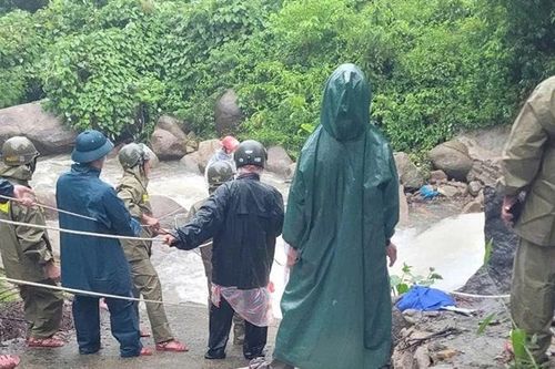 Đà Nẵng tìm thấy người đàn ông mắc kẹt ở suối
