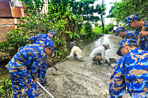 Vùng 2 Hải quân phối hợp thực hiện công tác dân vận trên địa bàn đóng quân
