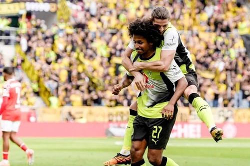 Dortmund thắng Mainz 2-0 để bám đuổi Bayern, Frankfurt thắng trận đấu có 10 bàn thắng