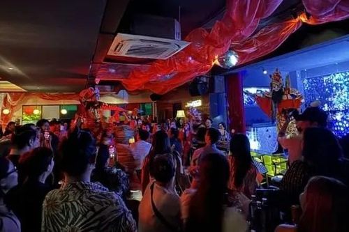 Hát bội ở quán bar