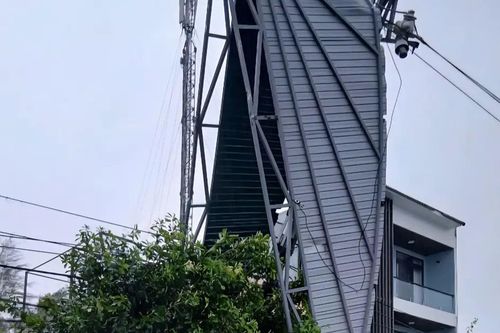 Hàng loạt nhà dân ở Huế bị tốc mái vì lốc xoáy