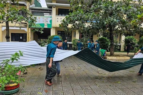 Huế: Khẩn cấp khắc phục lốc xoáy giúp các nạn nhân có nơi tránh bão