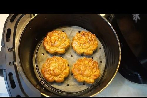 Trổ tài làm bánh trung thu nhân đậu xanh thơm ngon chuẩn vị tại nhà