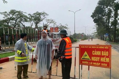Thành phố Huế ngập lụt cục bộ, một phụ nữ mất tích