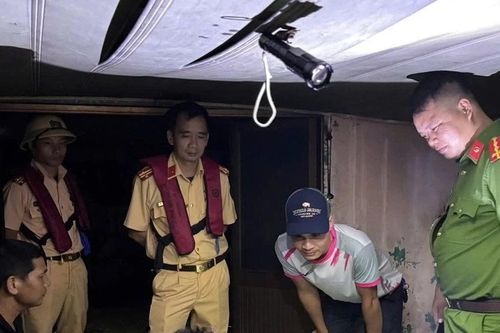 Công an Bắc Ninh bắt giữ 1 tàu khai thác cát trái phép trên sông Lục Nam