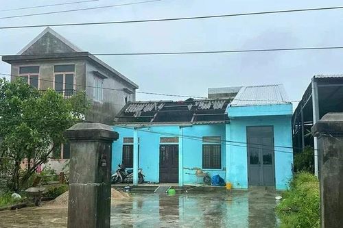 Lốc xoáy làm 75 ngôi nhà ở TP Huế bị tốc mái