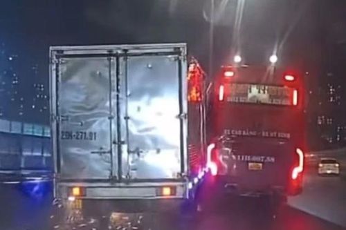 Xe khách chèn ép xe tải trên đường vành đai 3 Hà Nội