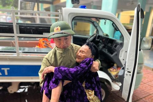 Hàng nghìn người dân Hà Tĩnh được sơ tán đến nơi an toàn