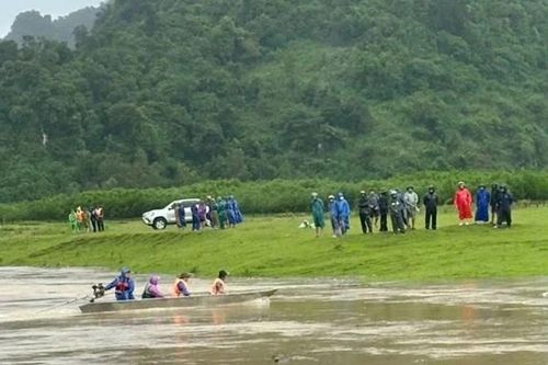 Nỗ lực tìm kiếm nam sinh bị nước lũ cuốn trôi ở Quảng Trị