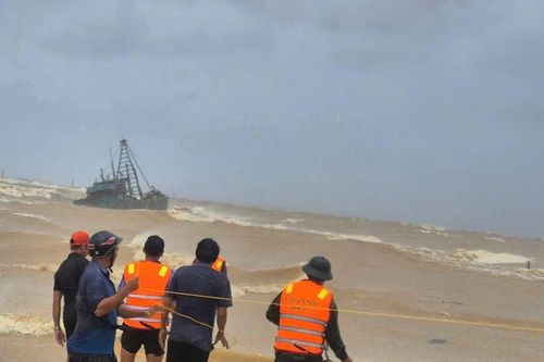 Hai tàu cá chở nhiều thuyền viên bị nạn trên đường vào trú bão ở Quảng Trị