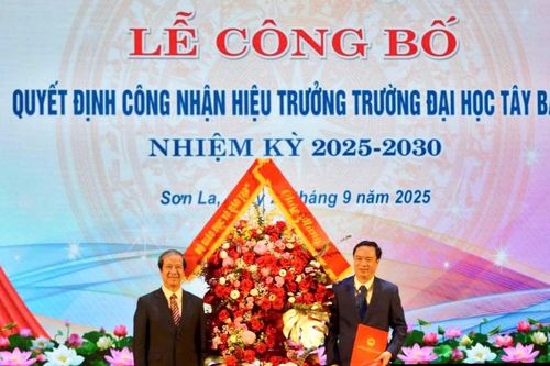 Bộ trưởng Nguyễn Kim Sơn trao Quyết định công nhận Hiệu trưởng Trường ĐH Tây Bắc