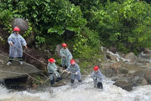 Tìm thấy thi thể người đàn ông mắc kẹt cùng xe máy dưới suối ở bán đảo Sơn Trà