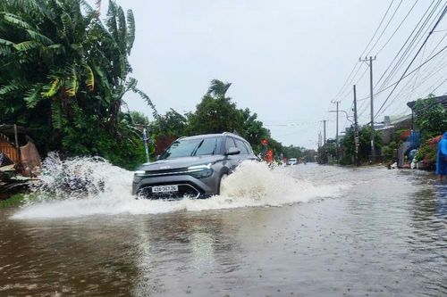 Mưa lớn kéo dài, QL14B cũ ngập sâu, người dân lo ngại tai nạn