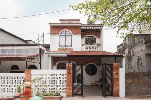 Nhà 2 tầng đẹp phân chia 4 phòng ngủ với giếng trời xanh mát