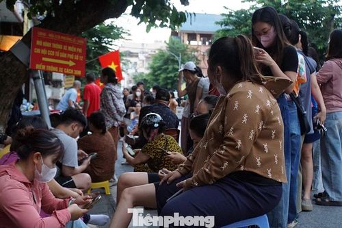 Xếp hàng từ 3 giờ sáng mua bánh trung thu đặc sản Hải Phòng