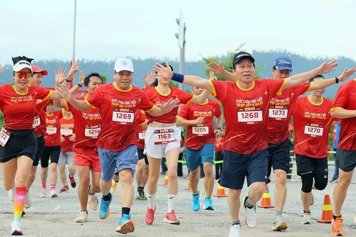 Bí thư Thành ủy Hải Phòng và hơn 1.200 người chạy trên miền di sản Côn Sơn - Kiếp Bạc