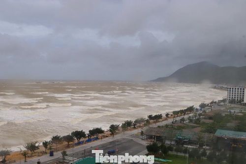 Sóng biển Thiên Cầm cuộn cao, người dân 'nín thở' trước giờ bão đổ bộ