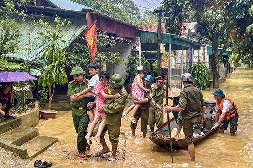 Thanh Hóa: Công an gặt lúa, đưa dân đi sơ tán trước giờ bão Bualoi đổ bộ