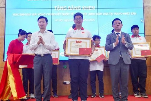 Mẹ của nam sinh Huy chương Vàng AIMO chia sẻ bí quyết dạy con giỏi Toán