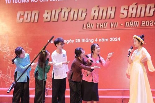 Xây dựng thế hệ đoàn viên, sinh viên 'vừa hồng, vừa chuyên'
