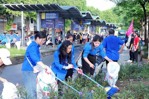 Tình nguyện viên vệ sinh môi trường trong ngày Chủ nhật xanh