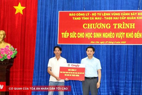 Báo Công lý trao tặng kinh phí xóa nhà tạm và tặng quà cho học sinh tại xã Năm Căn