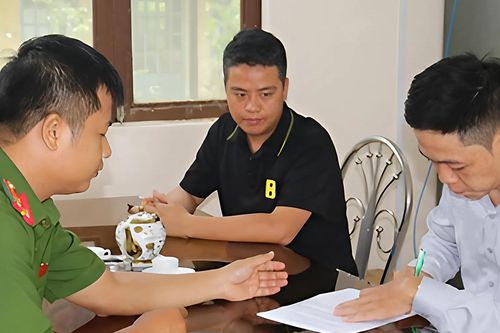 Bỗng dưng nhận 2,3 tỷ đồng vào tài khoản, người đàn ông chủ động làm việc này