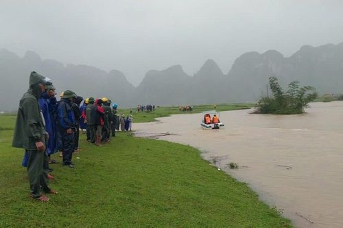 Dắt trâu đi tránh bão số 10, nam sinh bị nước cuốn mất tích
