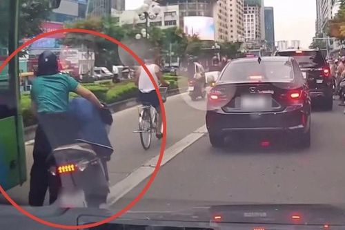 Nóng trên đường: Luồn lách, tạt đầu ô tô, nữ 'ninja Lead' suýt nhận cái kết đắng