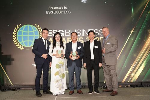 VinUni giành 'chiến thắng kép' tại ESG Business Awards 2025