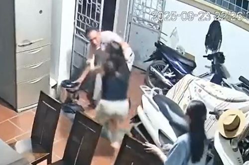 Hà Nội: Người đàn ông tố bị hàng xóm phá cửa, xông vào đánh vợ giữa đêm
