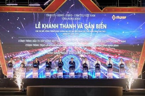 Hàng vạn người dự khánh thành Trục lễ hội và Quảng trường Thời Đại tại Ninh Bình